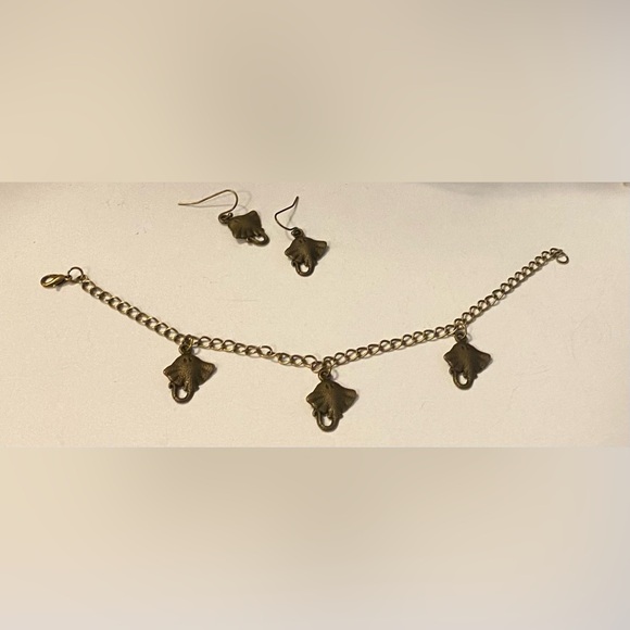 NEW Brass charm bracelet with a Manta Ray/Stingray charm and matching earrings - Picture 3 of 3